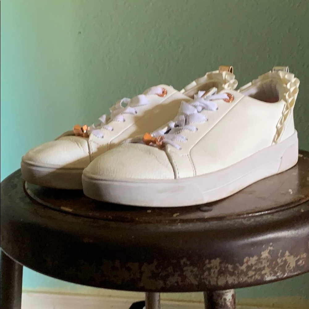 Ted Baker white ASTRINA
Ruffle detail sneakers